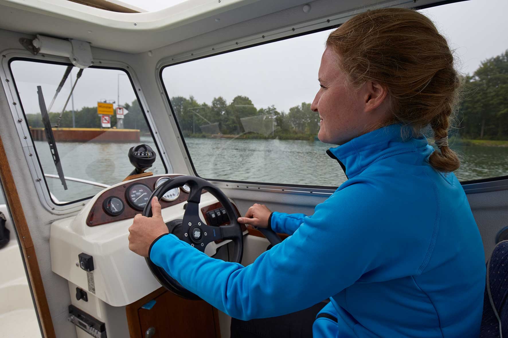 Motorbootsausbildung_Steuerfrau